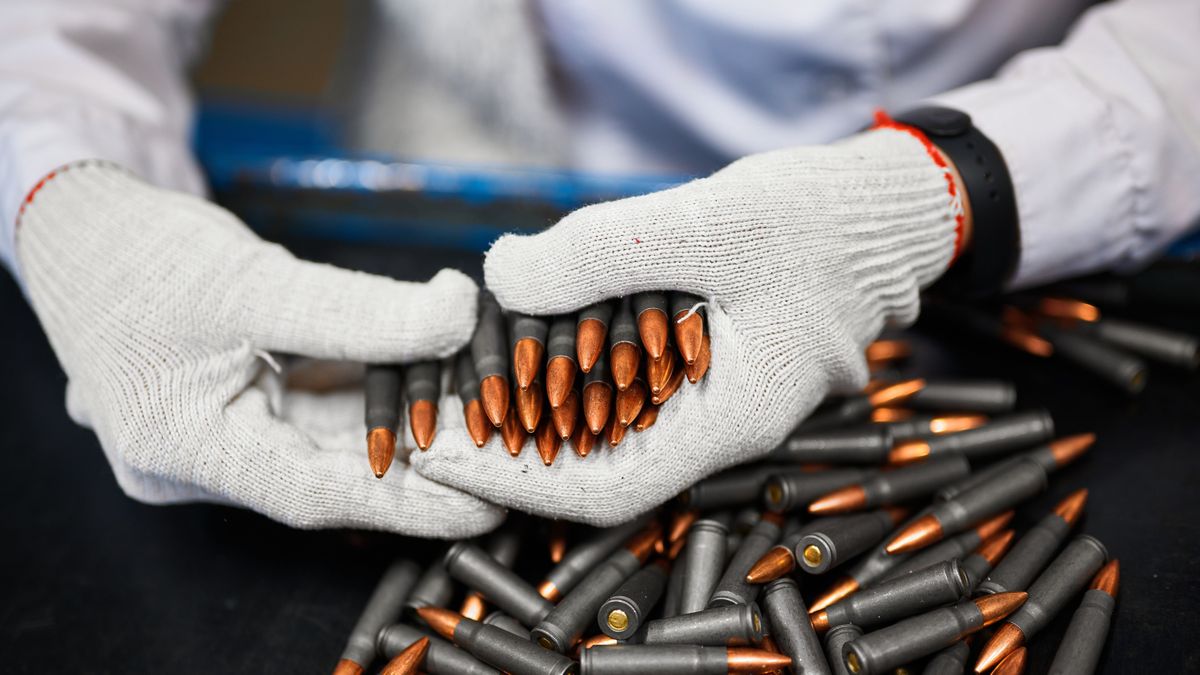 fegyverexport,Sorting,And,Selective,Quality,Control,Of,Weapon,Cartridges.,Hands,Of