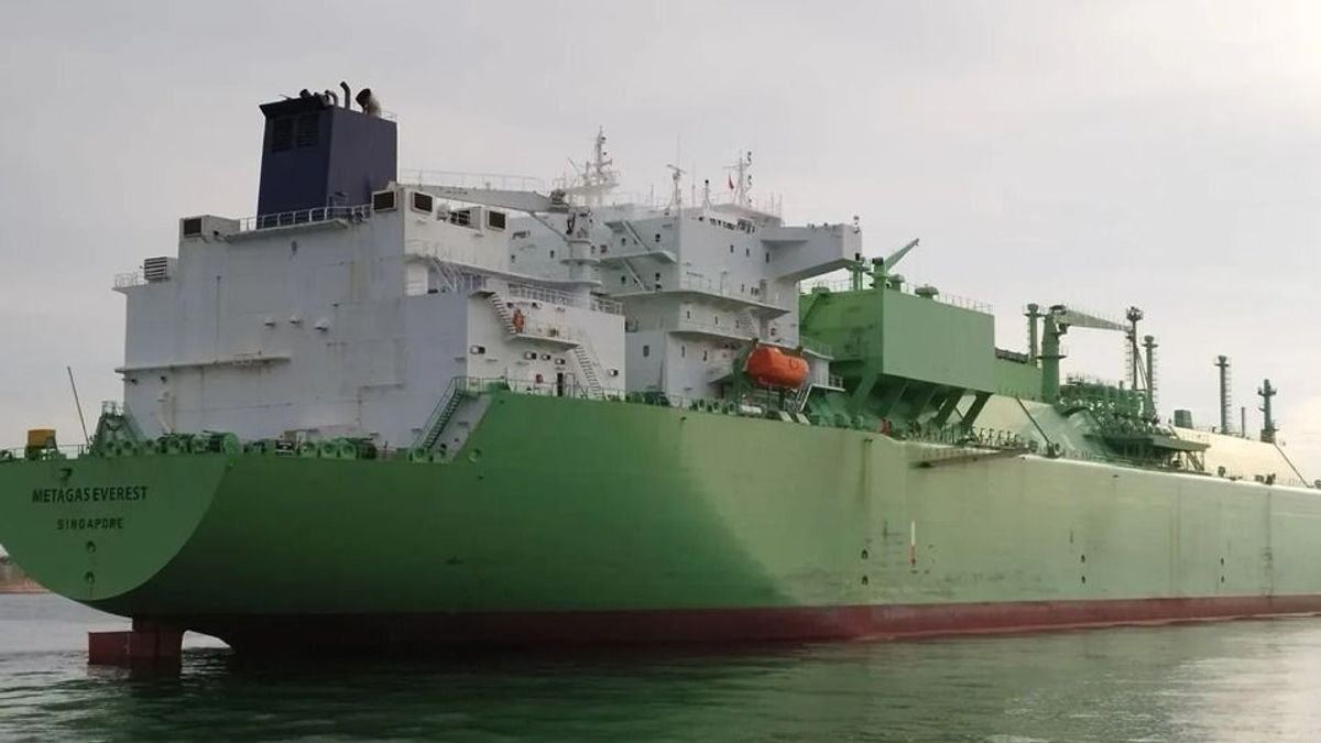 Szellemhajóként tért vissza a lebombázott LNG-tanker, Málta készültségben 