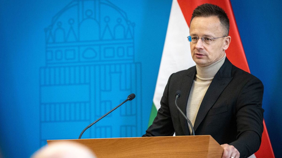 Pétfürdőn mutatták be a magyar-amerikai együttműködés új aranykoronáját - akkora, hogy alig látni a végét 