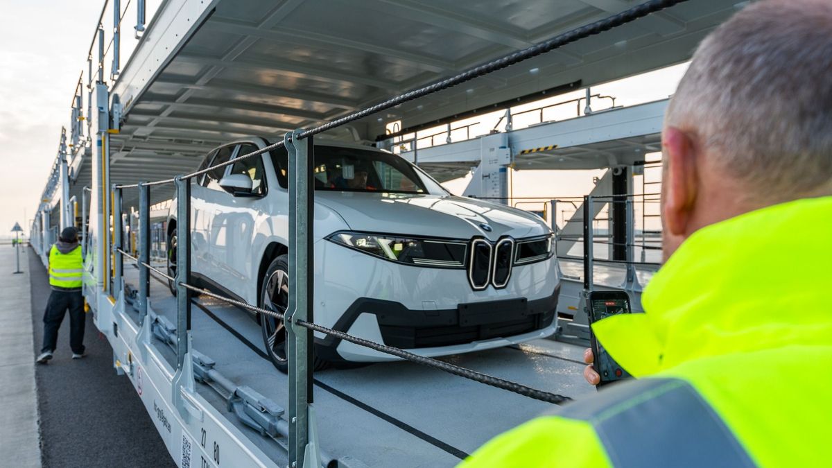 Debreceni BMW: elindult az európai kikötők felé az első készautó-szállítmány, több ezer kamiont váltanak ki a PSP Rail szerelvényei 