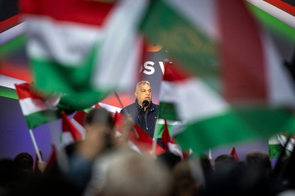 Hatalmas tömeg fogadta Orbán Viktort Békéscsabán