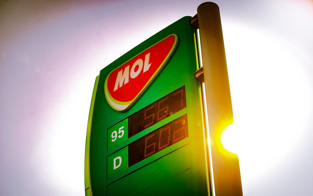 Nehéz döntés előtt áll a kormány: az olajárrobbanás komoly dilemmát okozhat a benzinárstoppal kapcsolatban