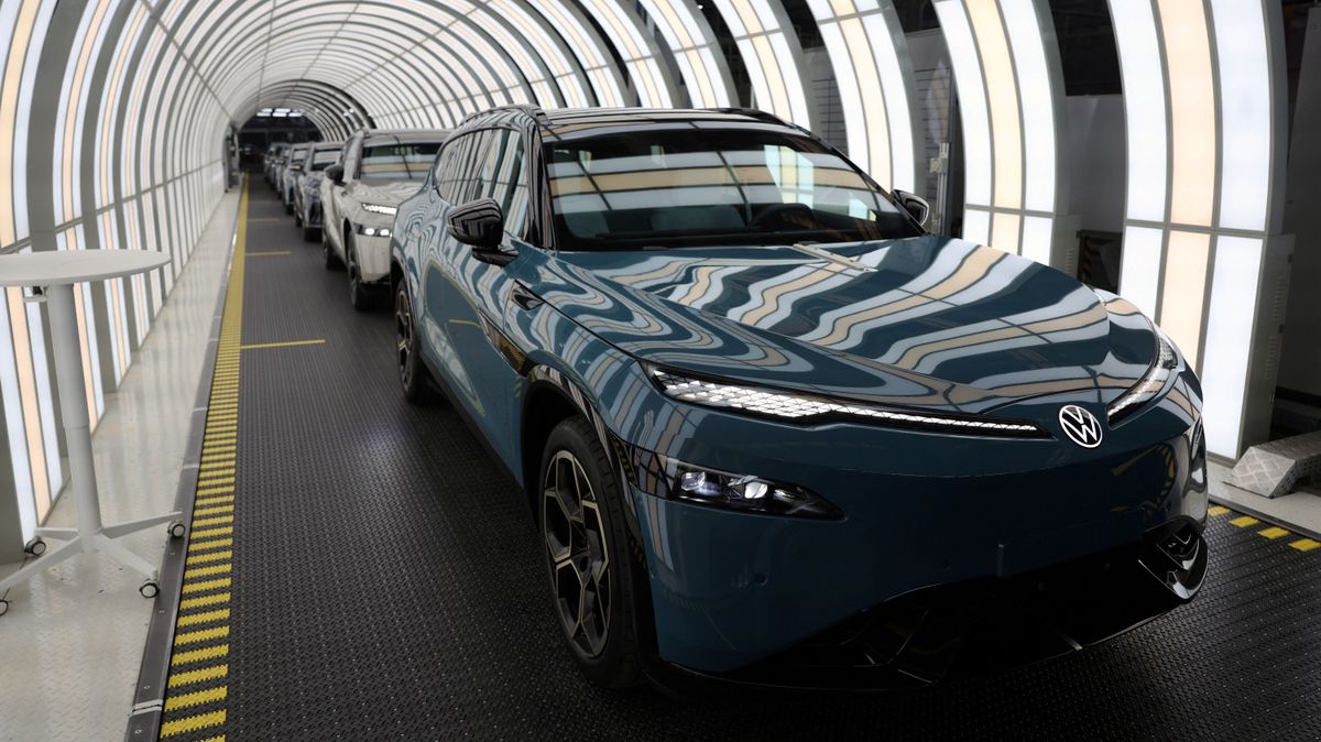 európai,Electric vehicle production line at Volkswagen factory in Hefei
