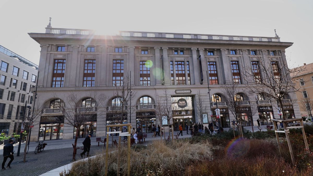 Budapest ikonikus épülete 100 éves: az első villanyrendőrt és mozgólépcsőt is neki köszönhetjük – a gasztropiac már így is pörög, de jövőre végleg teljesen megtelik élettel 