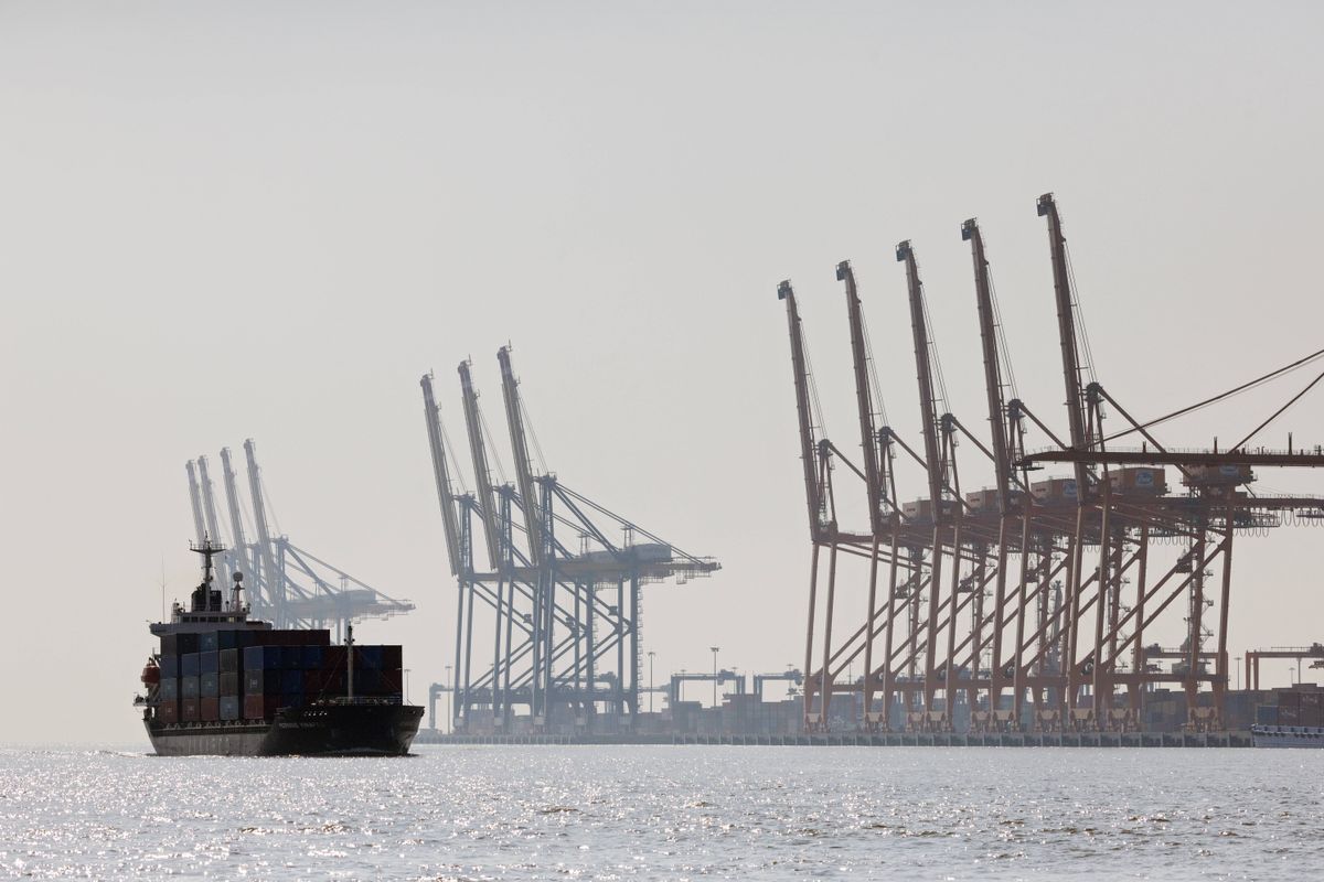 Hai Phong, Vietnam, Containerschiff vor den Verladekraenen des Lach Huyen International Port, auch bekannt als HICT Ð Haiphong International Container Terminal