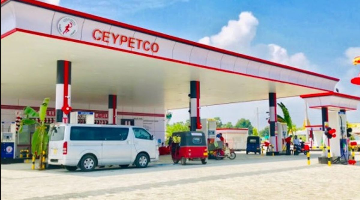 Srí Lanka állami olajvállalatának, Ceypetco-nak cégjelzése egy üzemanyagtöltő állomáson a 2022-es felvételen (illusztráció)