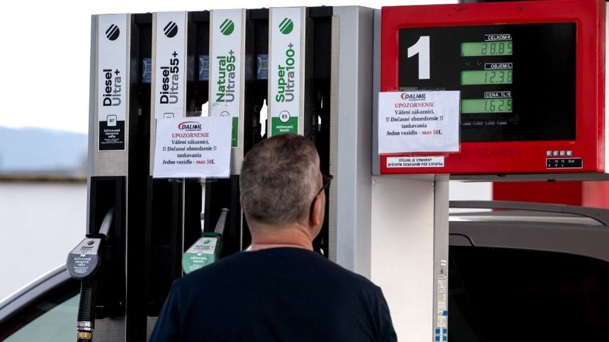 Szlovákia drágábban adhatja az üzemanyagot a külföldieknek, nem bírnak a benzinturistákkal – Fico veszélyt jelzett, „a benzinkutak szó szerint kiszáradtak" 