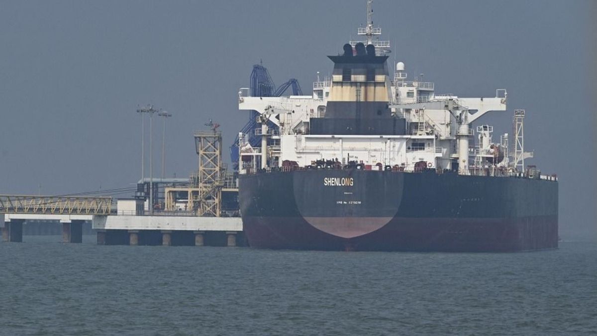 Már jegyre osztják a vizet némelyik, a Perzsa-öbölben rekedt hajón 