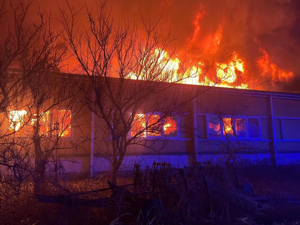 A lángok gyorsan elterjedtek az épületben, a tűzoltók nagy erőkkel vonultak a helyszínre, drónokat és egy speciális tűzoltórobotot is bevetettek az oltásra.