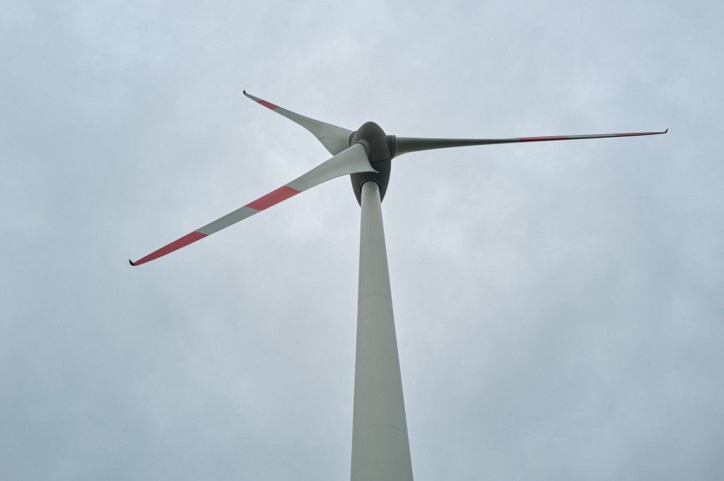 Wind Turbine Seen From Below Németország megépíti a világ legnagyobb szélturbináját – súlyos gondot okozhat az áram árában