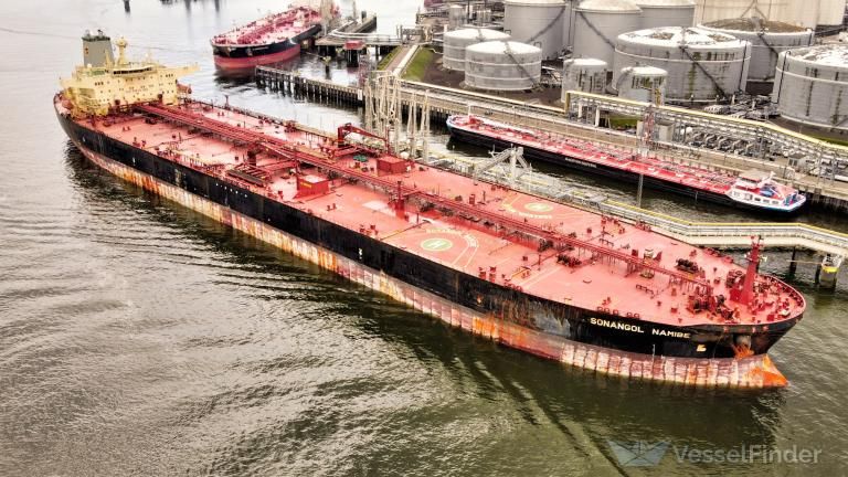 Irán ünnepel: szétlőttek egy óriási tankhajót a tengeren, ömlik az olaj a vízbe – azonnal riasztást adtak ki