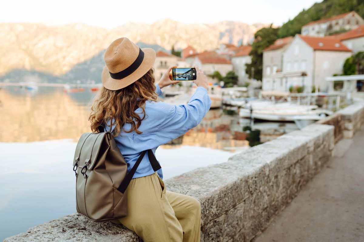 Beautiful,Female,Tourist,Walks,The,Streets,And,Photographed,Attractions.,Lifestyle,