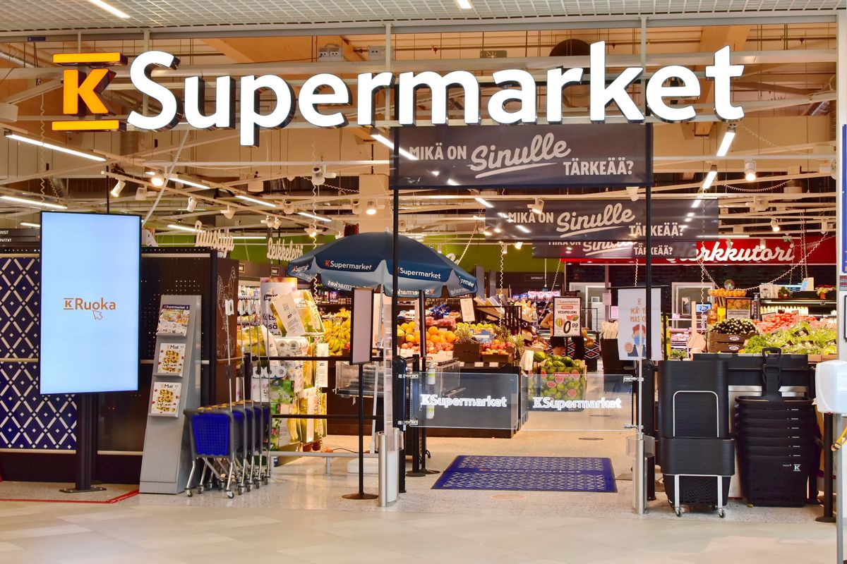 Rajamaki,,Finland,-07-09-2021:,Entrance,Of,K-supermarket,Inside,A,Mall.,Kesko Finnország bolt, szupermarket háború
