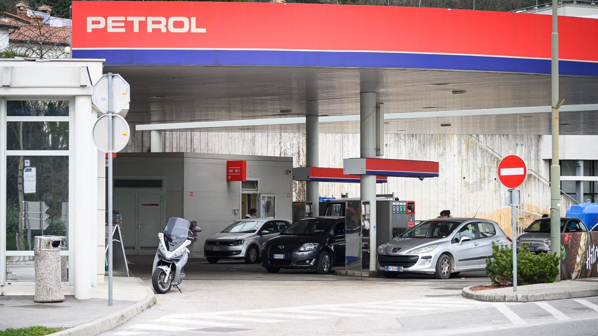 Újabb ország jelentett be üzemanyag-korlátozást – már ebbe a szomszédos országba sem érdemes átmenni tankolni