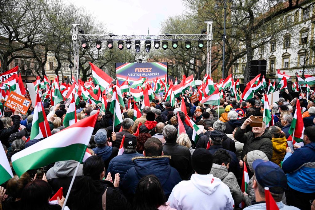 Hatalmas tömeg fogadta Orbán Viktort Békéscsabán