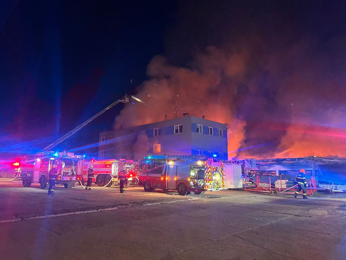 Terrortámadás Csehországban: lángokba borult a kulcsfontosságú fegyvergyár