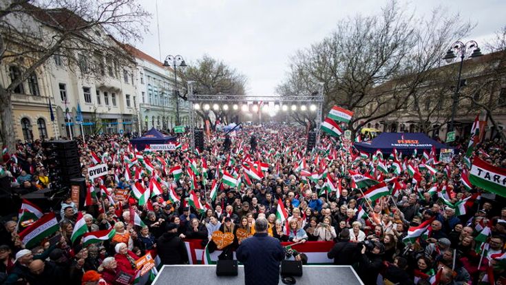 Hatalmas tömeg fogadta Orbán Viktort Békéscsabán