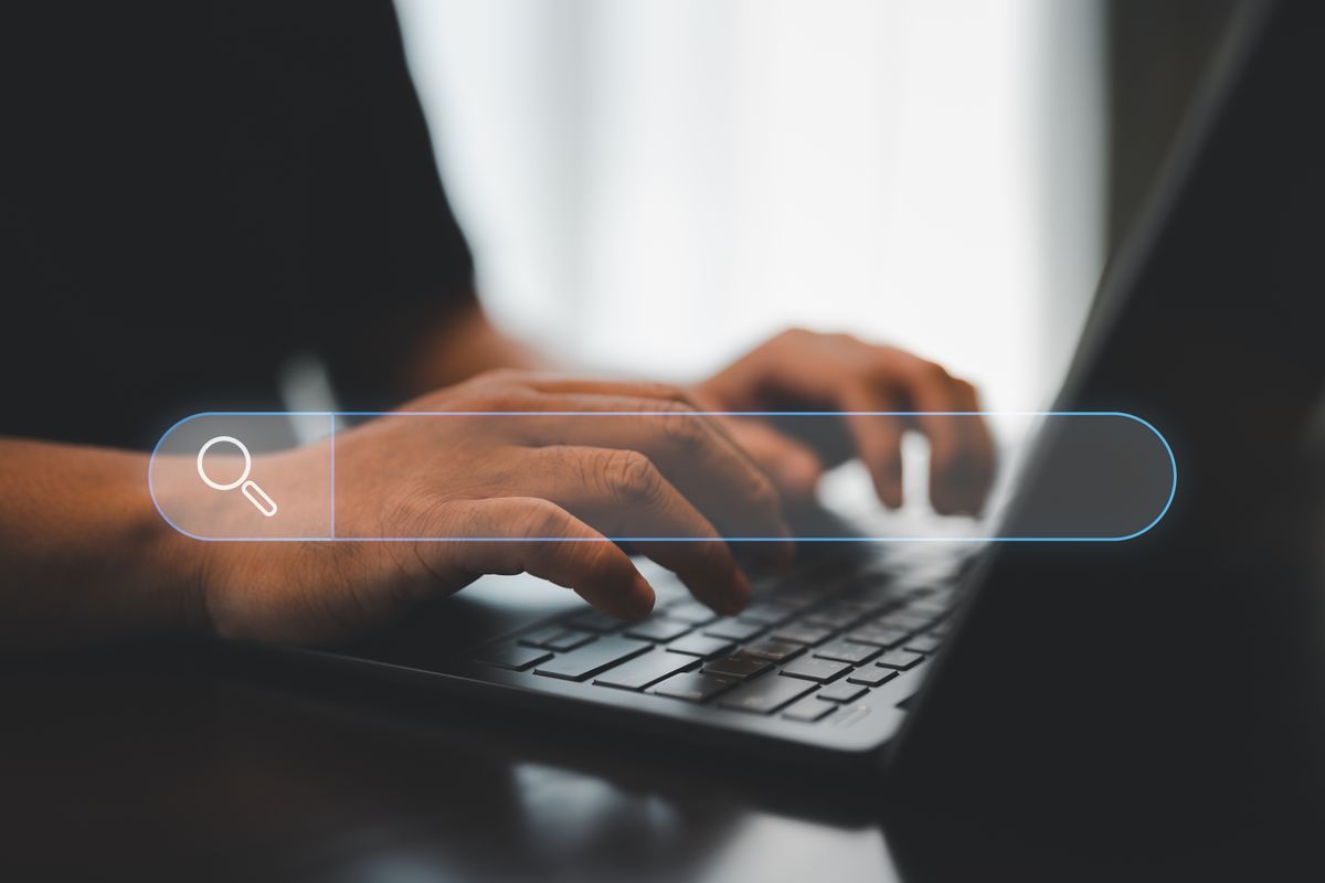 energiaválság Pánikvásárlásba kezdhetnek a családok, meredeken megugrott az iránti érdeklődés a gázpalackok iránt  Data,And,Technology,Search,Engine,Optimization.,Man's,Hands,Are,Using