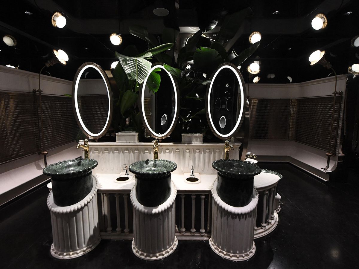 Luxuriously decorated toilets at Nanjing's Deji Plaza attract people