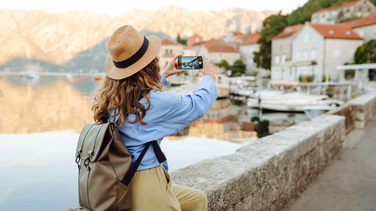 Beautiful,Female,Tourist,Walks,The,Streets,And,Photographed,Attractions.,Lifestyle, Robinson Tours