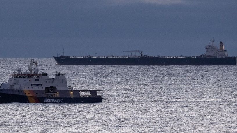 Unmaneuverable oil tanker in Sassnitz orosz olaj