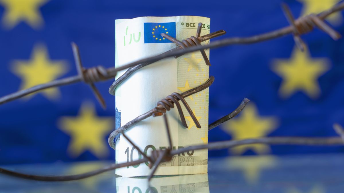 Economic,Warfare,,Sanctions,And,Embargo,Busting,Concept.,Eu,Money,Wrapped helyreállítási alap