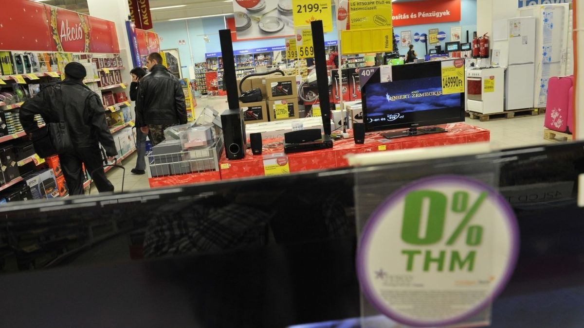 Ingyenpénzt osztanak a boltokban, de van egy kis gond vele: ezt kell tudni a 0 százalékos hitelről – nem az, aminek látszik 