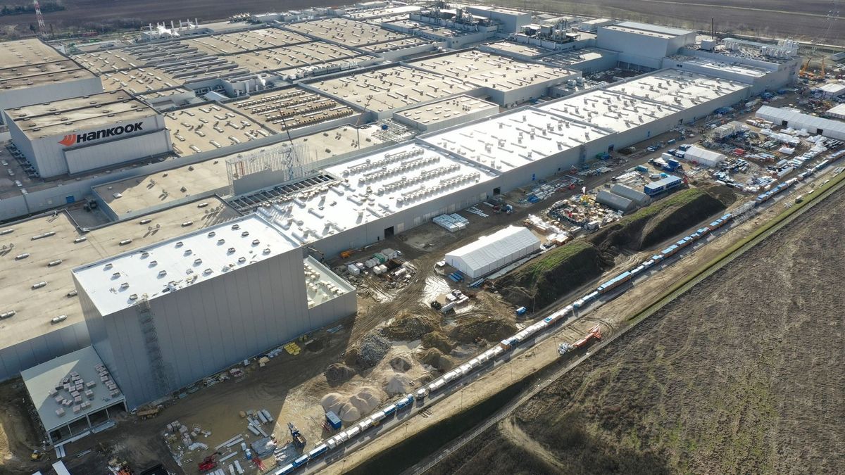 A szegedi BYD és a debreceni BMW miatt nem figyelt rá senki: 5000 fős kisvárosban épül Magyarország egyik legnagyobb gyára – videó 