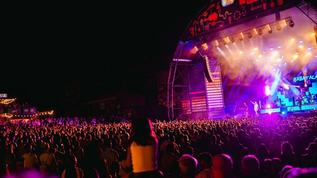Minden évben tele a Balaton legnagyobb szabadtéri koncerthelyszíne, idén is óriási sztárok érkeznek – lehet, hogy ez lesz az utolsó 