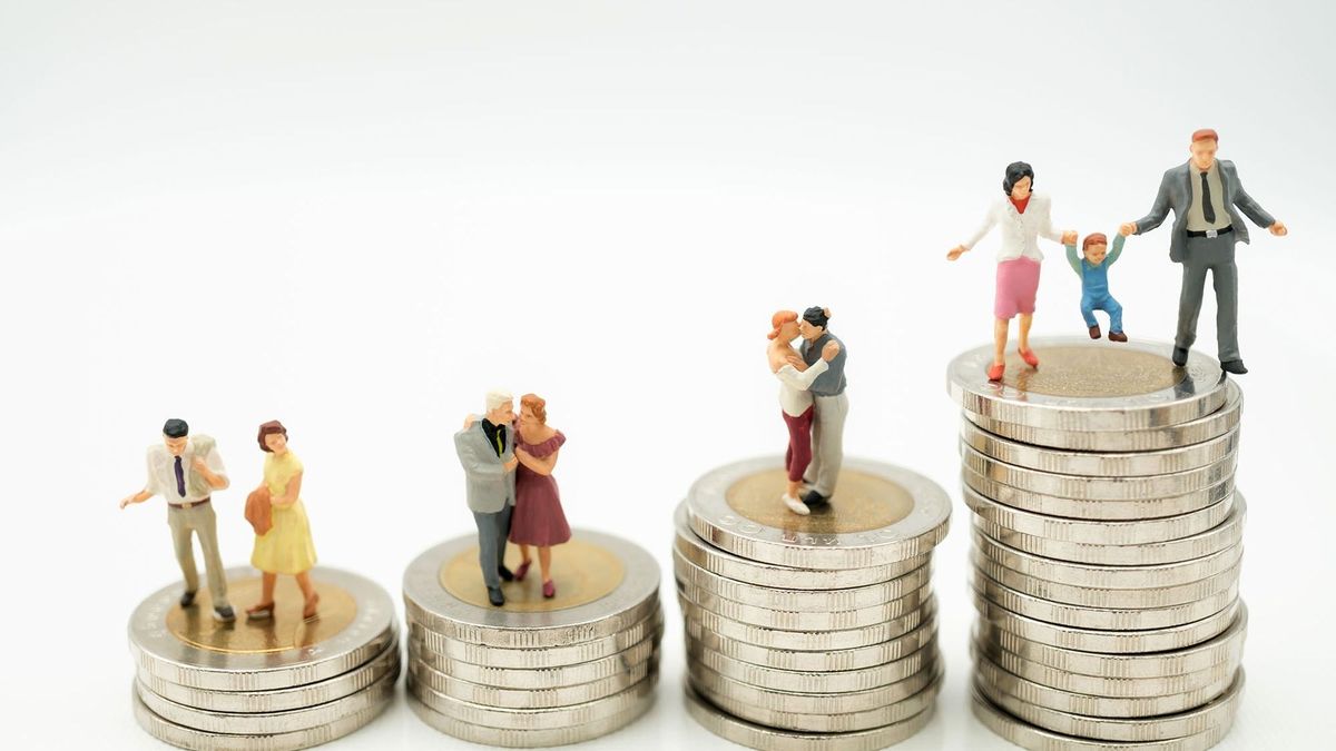 értékpapír lakossági megtakarítás Miniature people: Group of couple and father, Mother, child standing on érem érmék stack of coins using as background pénz Money, saving takarékoskodás planing, financial, insurance, business growth and family concept , befektetés.