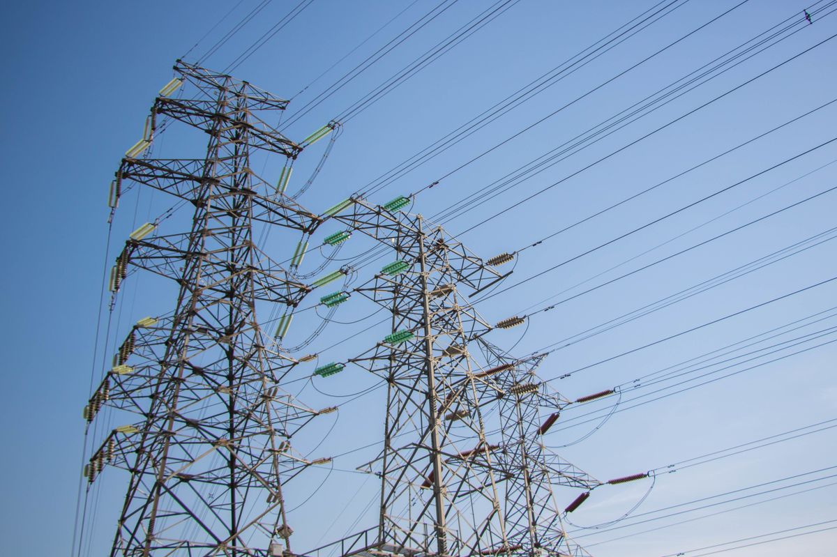 Az ukrajnai orosz légicsapások következtében leállt Moldova egyik legfontosabb, Európával összekötő villamosenergia-vezetéke High,Voltage,Line,Tower,Power,System,Under,Urban,Blue,Sky