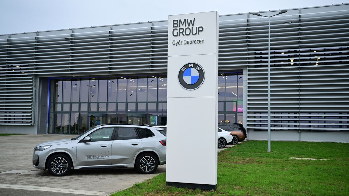 Teljes meglepetés: óriási bejelentést tesz perceken belül a BMW Magyarországról – nem elég a gyár, új központot visz Debrecenbe 