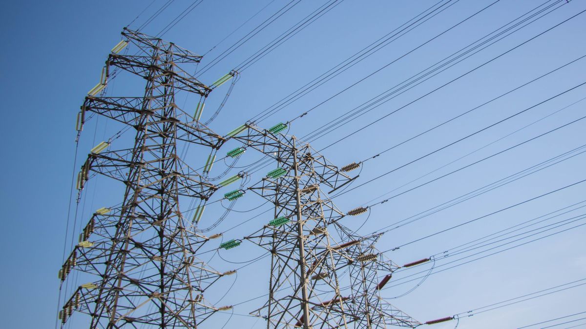 High,Voltage,Line,Tower,Power,System,Under,Urban,Blue,Sky brüsszel