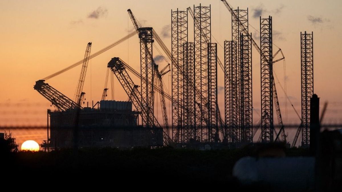 Totális fordulat: Amerika megengedte, szabadon érkezhet az orosz olaj a tiltott zónába – Trump elmagyarázta, mi áll a háttérben 