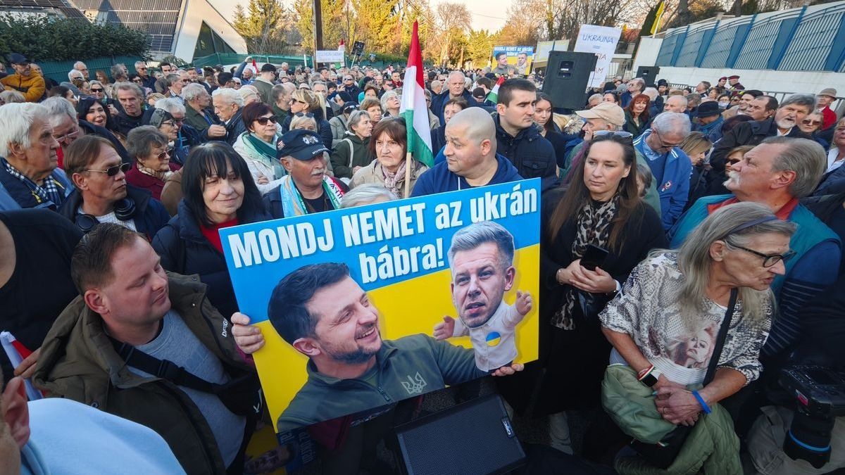 tüntetés az ukrán nagykövetség előtt