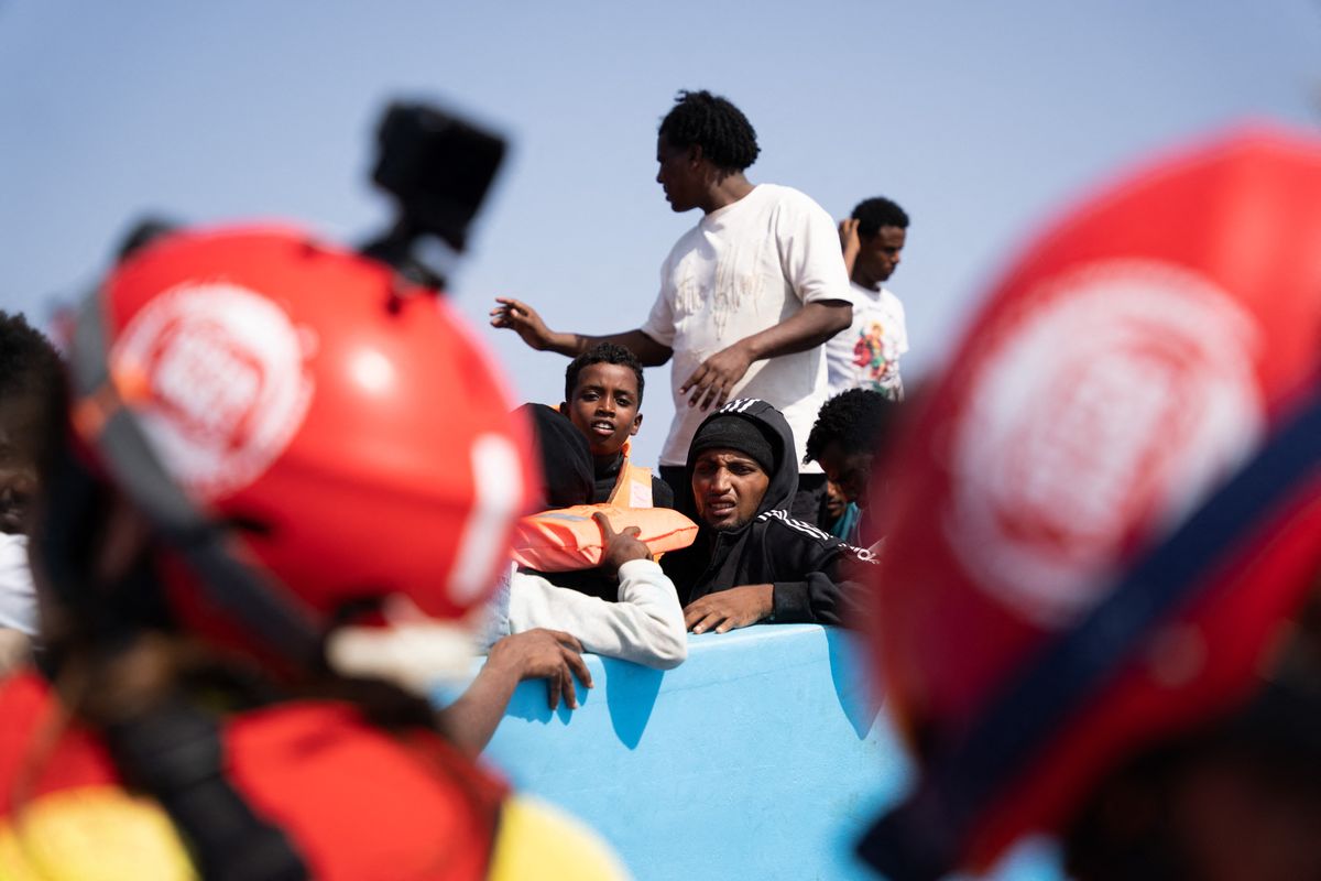 Migrant boat rescued in Mediterranean Sea, menekültek