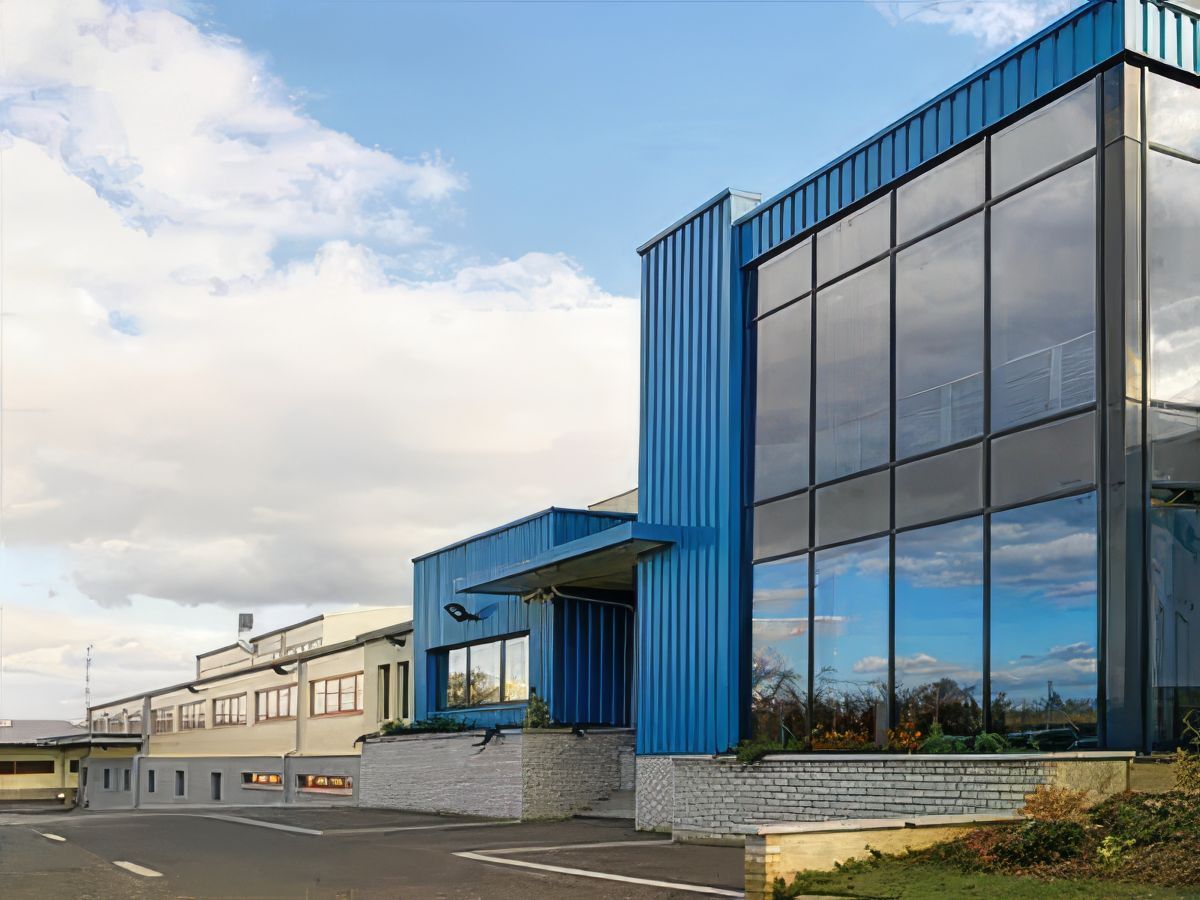 Csődbe megy az osztrák bútorgyár, magyar munkahelyek százai kerülnek veszélybe