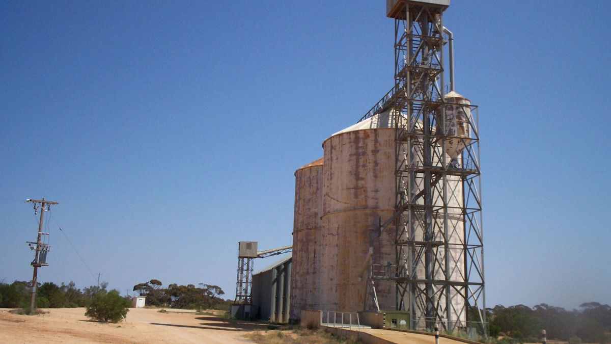 Élelmiszer- és terményhiányt is okozhat az iráni háború a Közel-Keleten, az áru jelentős része maradhat az eddigi exportáló országokban vagy kereshetnek annak új piacokat (a gépen egy gabonasiló - illusztráció)