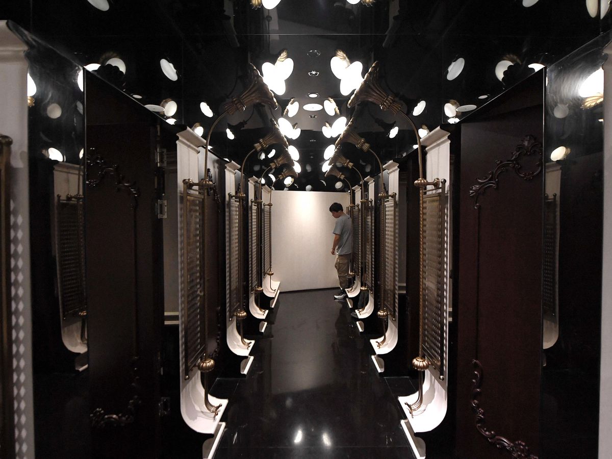 Luxuriously decorated toilets at Nanjing's Deji Plaza attract people