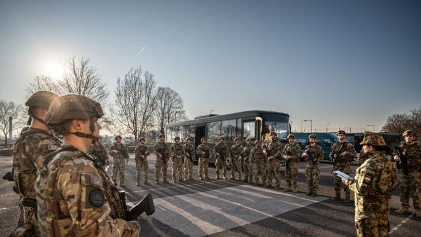 Képeken, ahogy a katonák védik a kiemelt hazai objektumokat