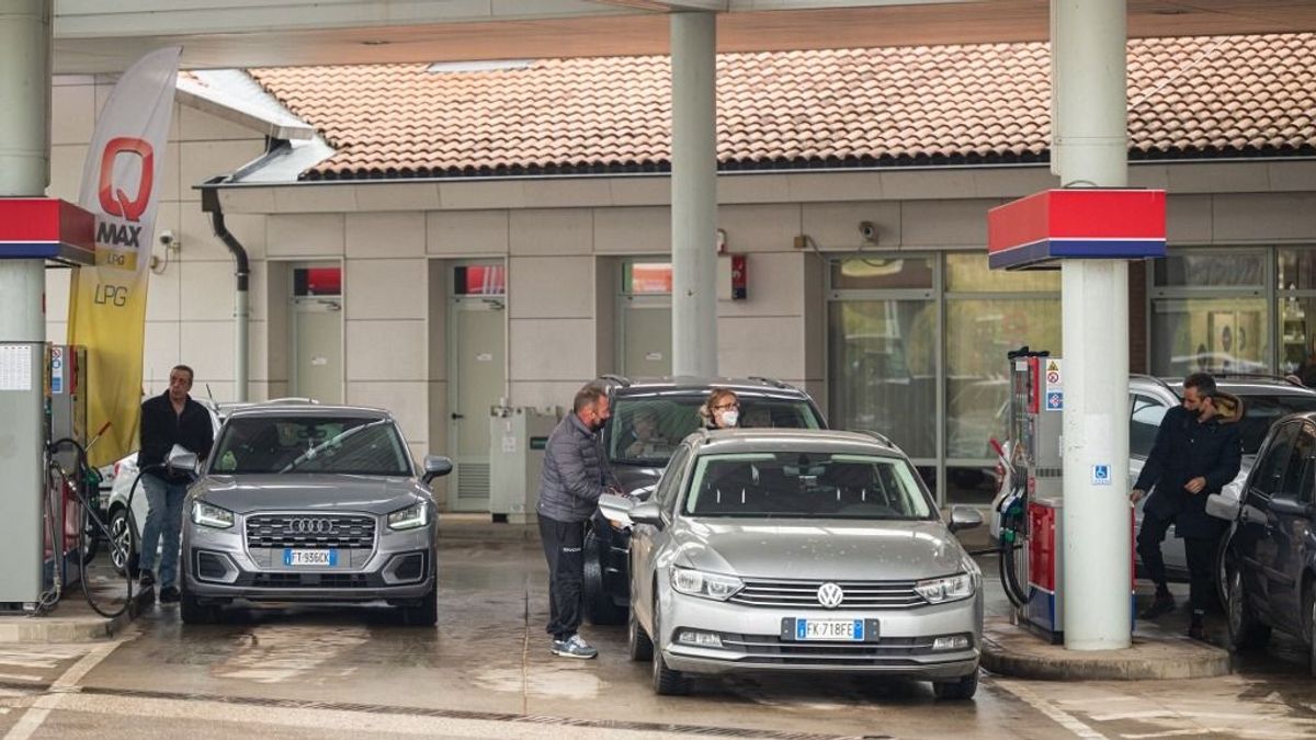 Szlovénia nem bírja tovább: annyira olcsón az üzemanyag, hogy lerabolták a benzinkútjait az osztrákok és az olaszok – most feltöri a stratégiai készleteit, hogy tovább tankolhassanak 