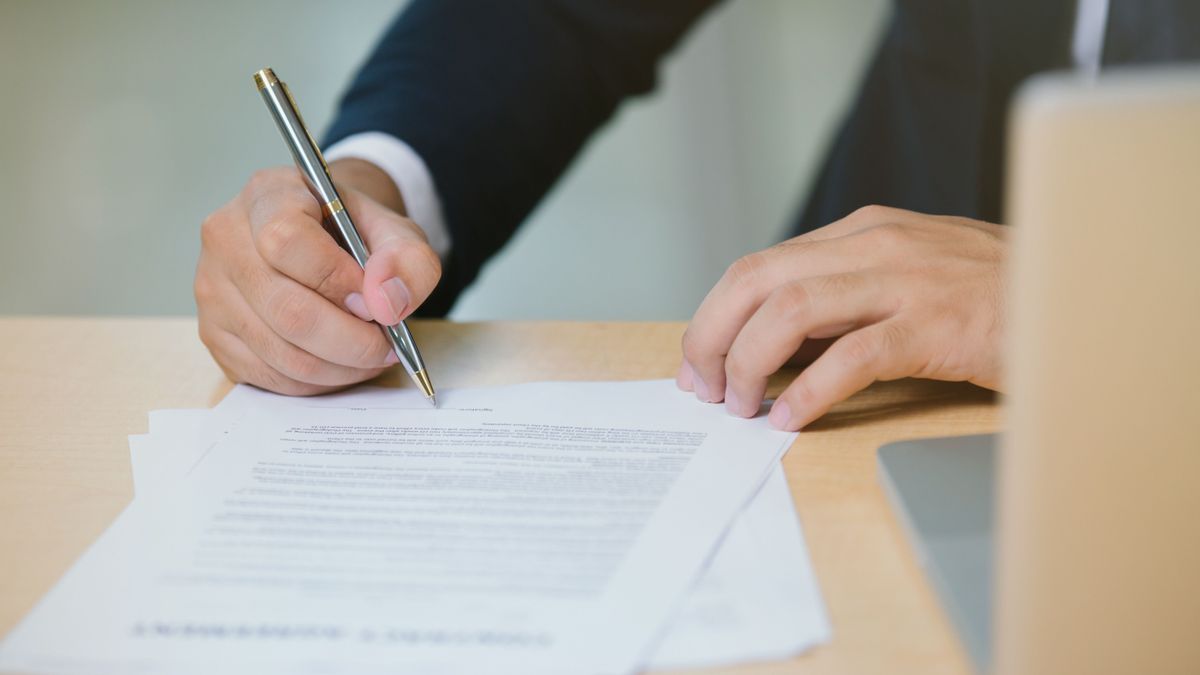 Business,Person,Signing,Contract,,Close,Up,,Deal,Contract,,Sitting,At aláírás kórház