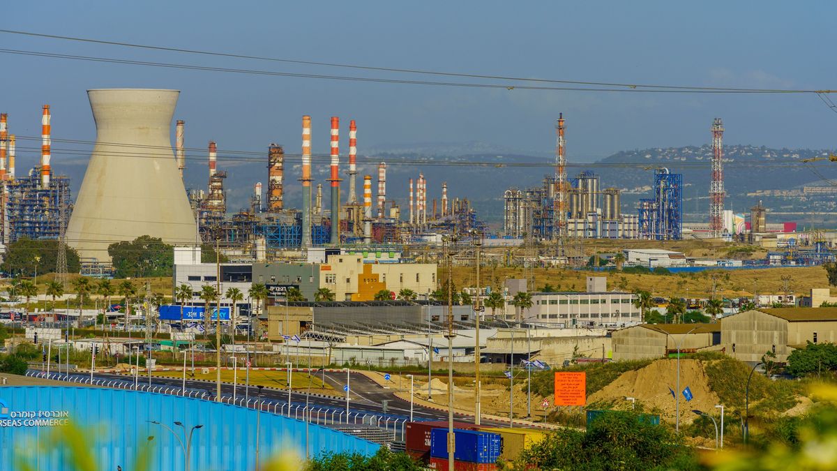 Energiaválság küszöbén a világ: sorra állnak le a közel-keleti finomítók az iráni háború miatt, a Tisza és Brüsszel pedig az olcsó orosz olajtól is megfosztanák Magyarországot 