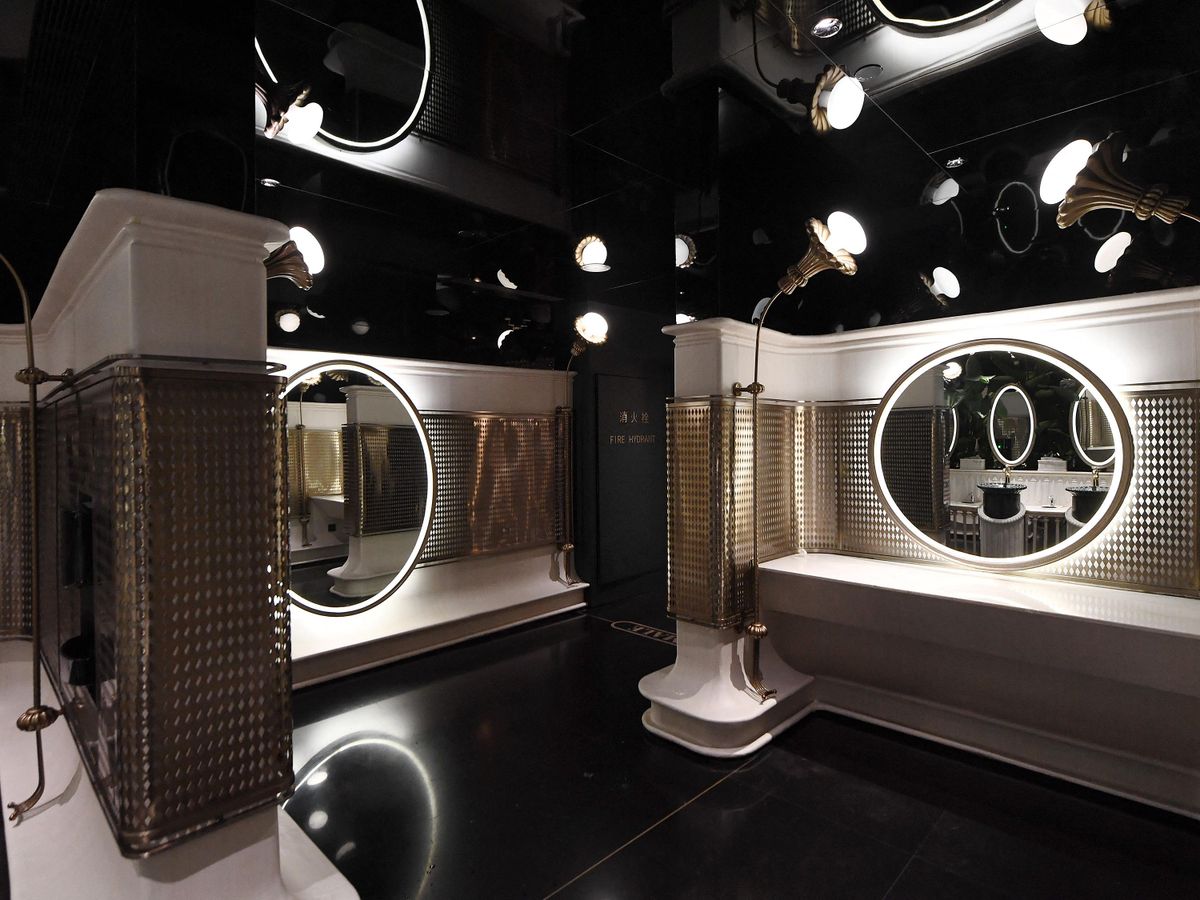 Luxuriously decorated toilets at Nanjing's Deji Plaza attract people