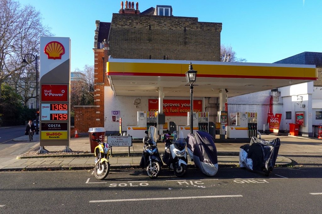 Shell Service Station In London Újabb üzemanyagár-emelkedés Magyarországon: tovább nyílik az olló a védett és a piaci árak között