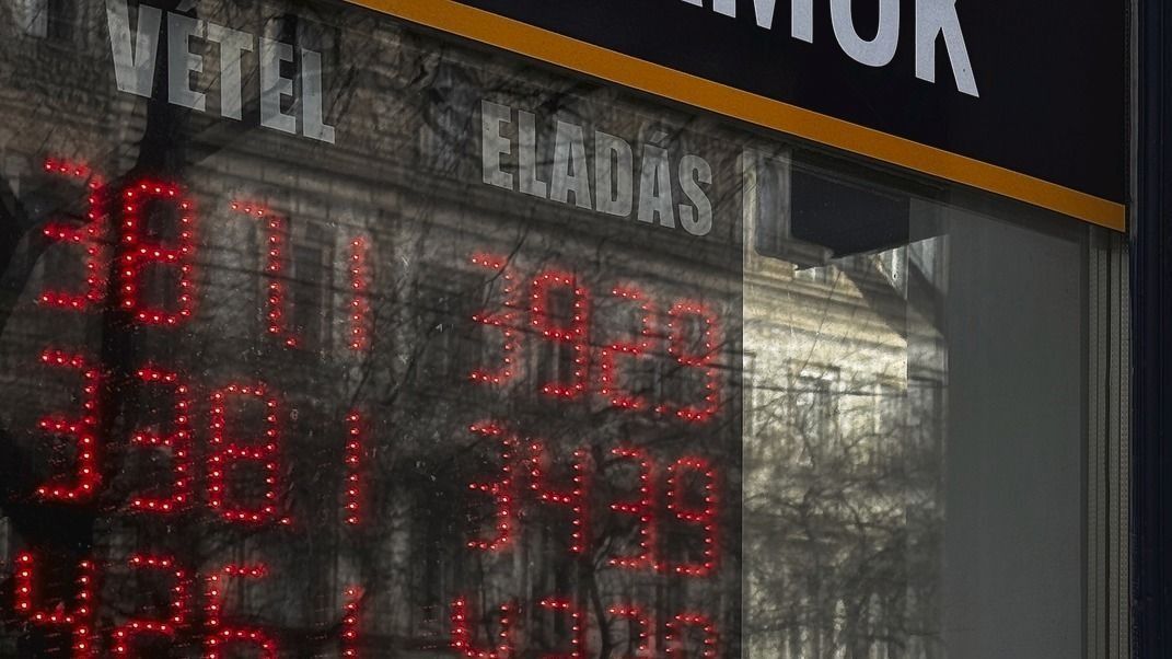 Kész csoda, amit a forint hétfő reggel művel, rá se lehet ismerni: így váltják most az eurót, a dollárt és a svájci frankot