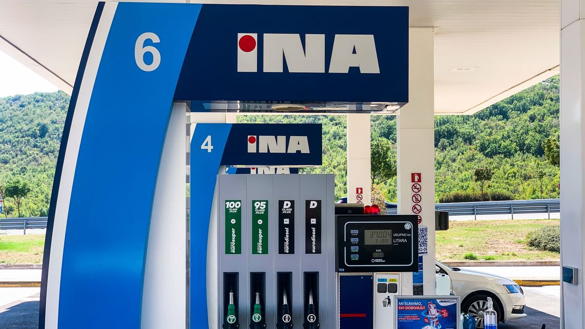 Döntött a kormány: Magyarország közvetlen szomszédjában azonnal bevezették az üzemanyag hatósági árát, óriási drágulás készült - keddtől ennyibe kerül a benzin és a dízel 