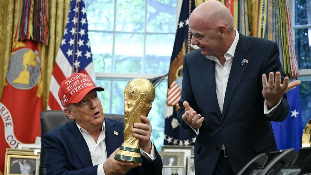 President Donald Trump makes an announcement from the Oval Office világbajnokság futball labdarúgás foci kupa