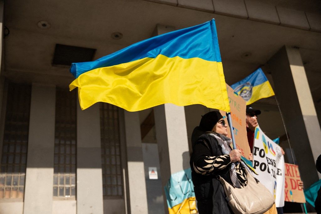 FRANCE-DEMONSTRATION-IN-SUPPORT-OF-UKRAINE-IN-BREST-FOUR-YEARS-AFTER-RUSSIAN-INVASION Fordulat napokon belül: nem kivételezik tovább az ukránokkal a legbarátibb uniós ország – elveszi tőlük az ingyenes gyógyszereket