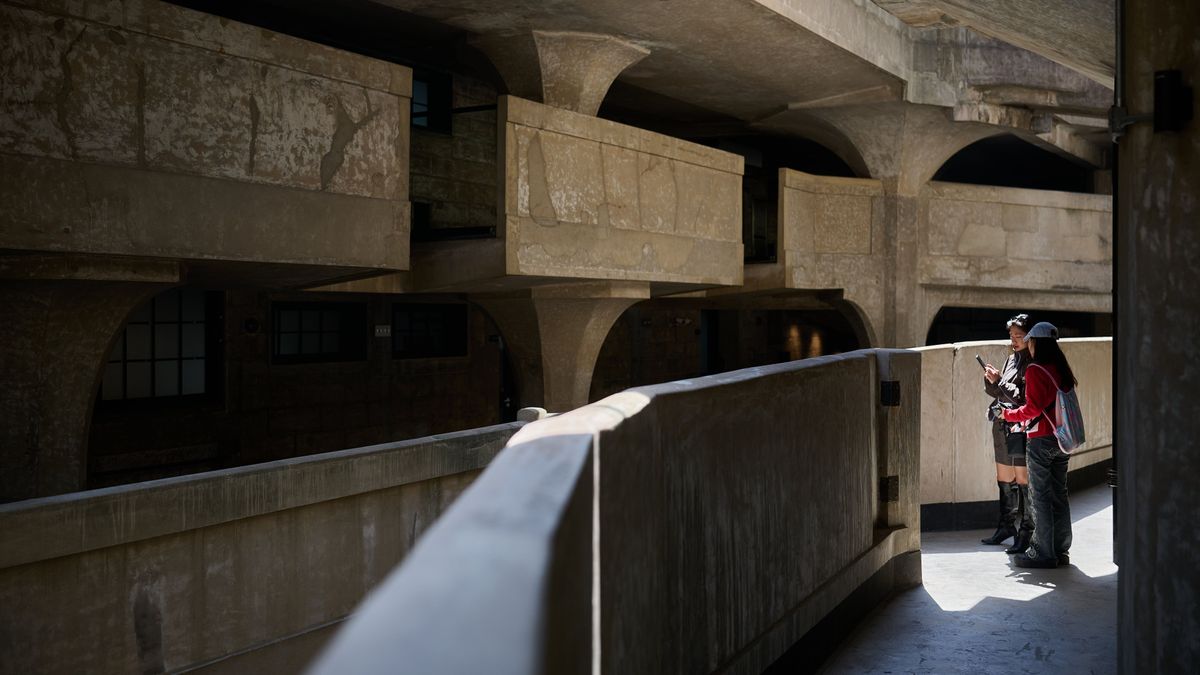 1933 Old Millfun, Shanghai,,China,-,03,22,2025:,Women,Talking,On,Concrete